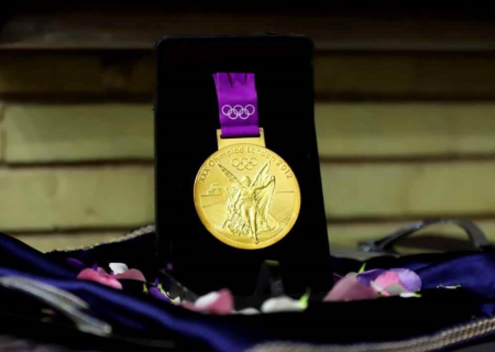 ورزشکار رودانی مدال طلای خود را به خانم امامی اهدا کرد