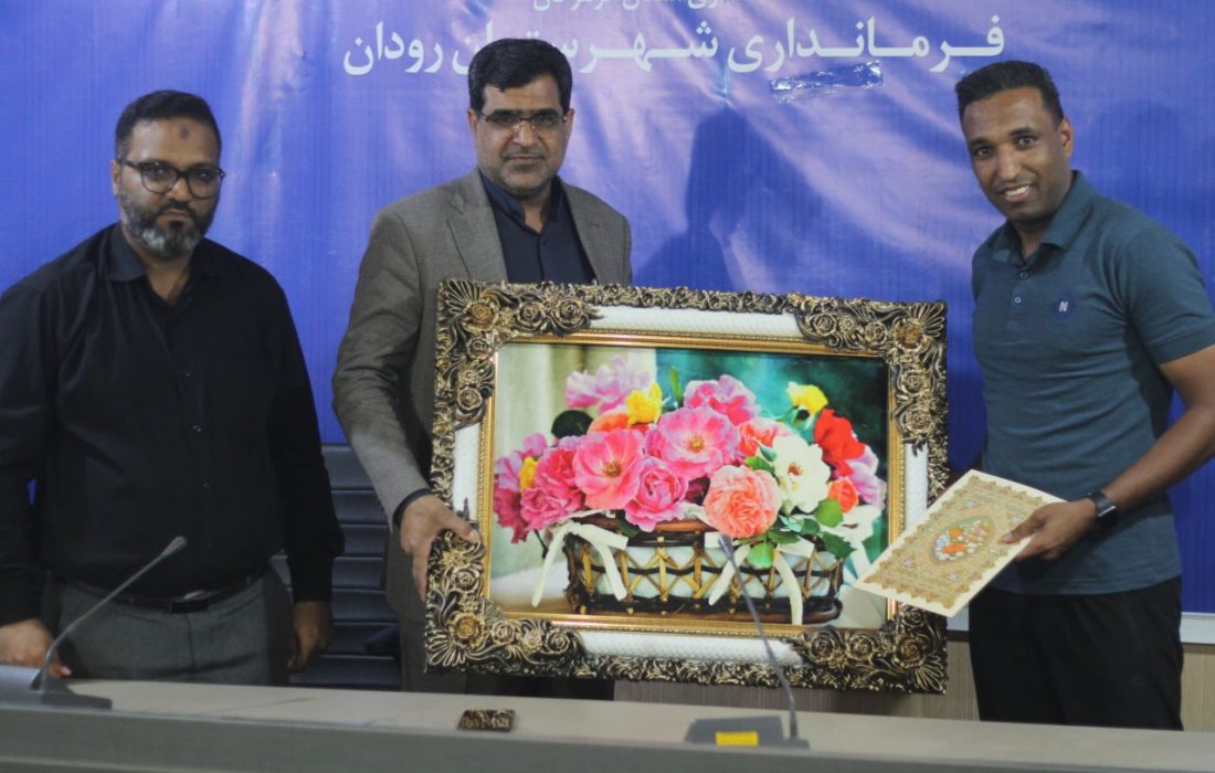 تجلیل فرماندار رودان از مربی رودانی تیم ملی شمشیربازی