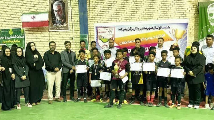 آرش جغین، قهرمان مسابقات فوتسال خردسالان رودان شد