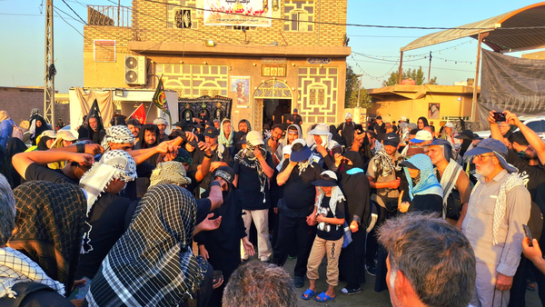 اجرای پرشور نمایش یک پرچم یک وطن در مسیر پیاده‌روی اربعین