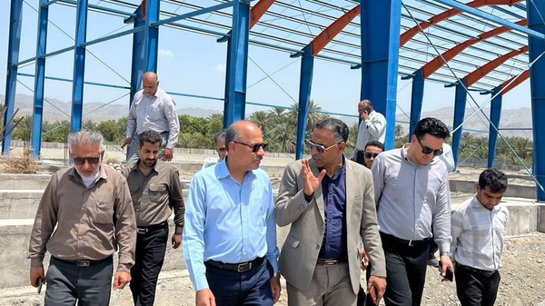 بازدید نماینده شرق هرمزگان از پروژه‌های ورزشی رها شده در رودان