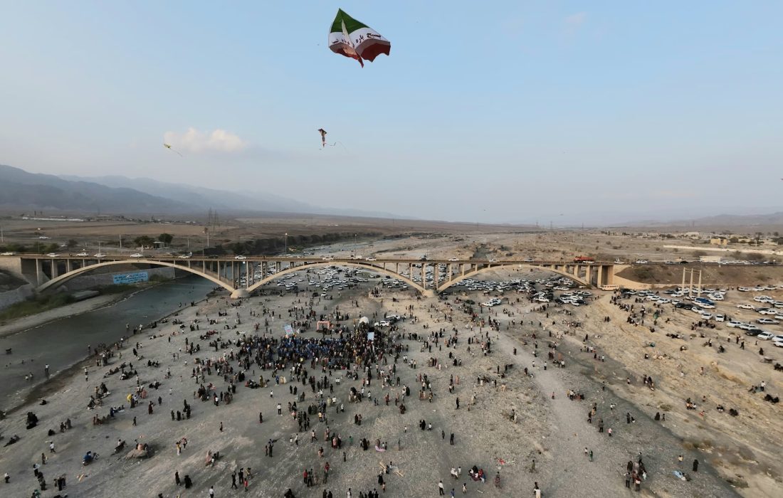 جشنواره پرواز بادبادک‌ها، شادی کودکان رودانی را رقم زد
