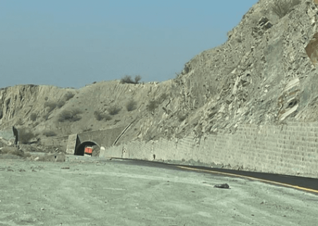 خطر ریزش سنگ از کوه و تونل رودان به روی خودروها