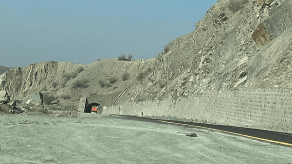 خطر ریزش سنگ از کوه و تونل رودان به روی خودروها