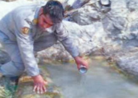 اجرای عملیات ضدعفونی آبشخورهای حیات وحش شهرستان رودان