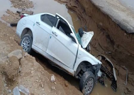 طغیان رودخانه کهنشوئیه در بیکاه، خودرویی در سیلاب گرفتار شد