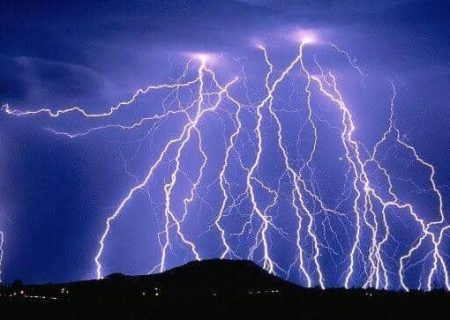 برخورد صاعقه در روستای وزیری رودان با دو نفر مصدوم