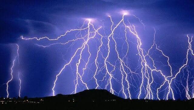 برخورد صاعقه در روستای وزیری رودان با دو نفر مصدوم