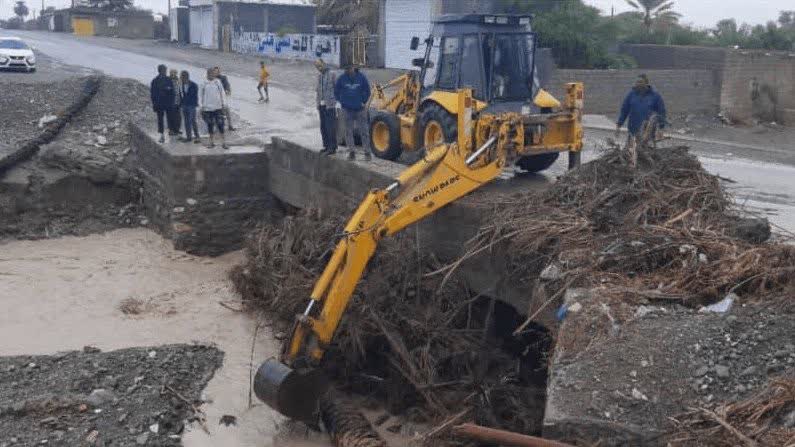 بازگشایی دهنههای پل روستای سکل پس از انسداد بر اثر بارندگی اخیر