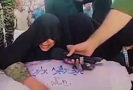 وداع جان‌سوز مادر شهید عبدالله صالحی با پیکر شهید گمنام