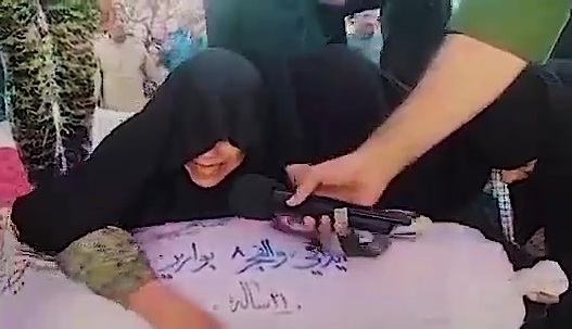 وداع جان‌سوز مادر شهید عبدالله صالحی با پیکر شهید گمنام