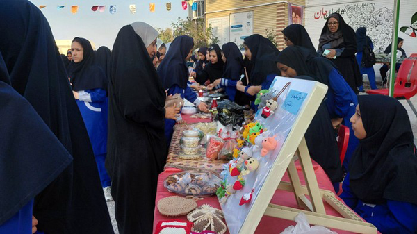 بازارچه کسب‌وکار دانش‌آموزی در دبیرستان دخترانه فدک رودان برپا شد