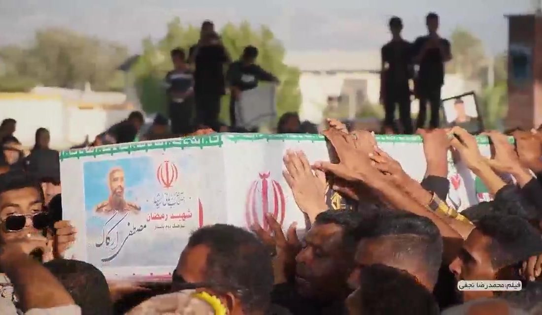 بیکاه فرزند شهیدش را در آغوش گرفت