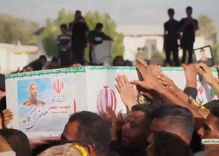 بیکاه فرزند شهیدش را در آغوش گرفت