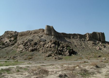 قلعه کمیز؛ دژی خشتی بر فراز صخره‌های رودان