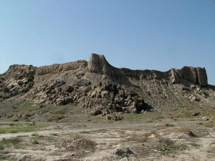 قلعه کمیز؛ دژی خشتی بر فراز صخره‌های رودان